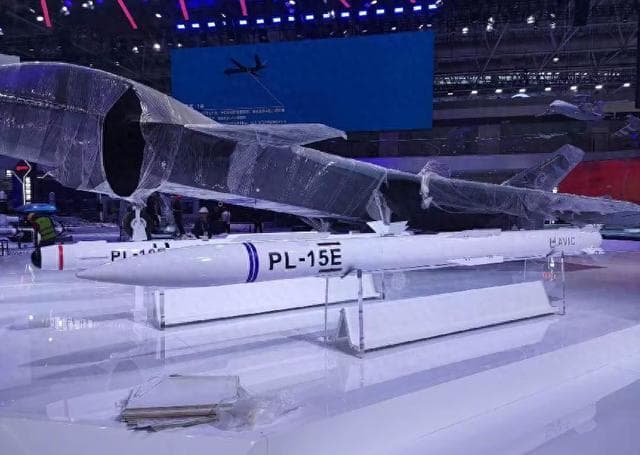 美国苦追5年：AIM-260终于追上霹雳-15，中国反手亮出霹雳-17
