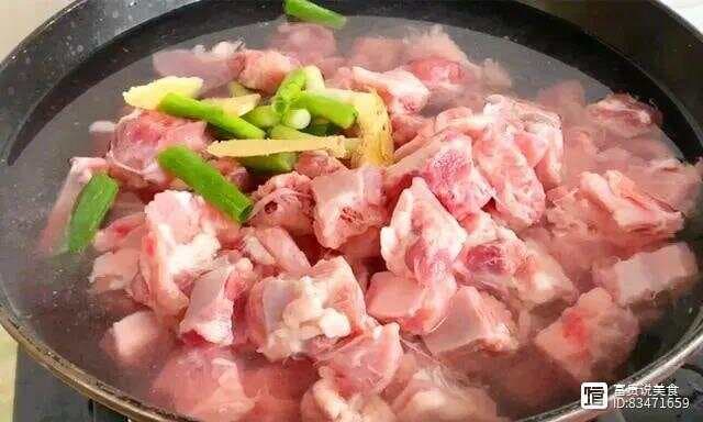 排骨焯水是冷水下锅还是开水下锅？哪个更胜一筹？