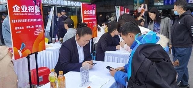乌鲁木齐就业市场“热气腾腾”