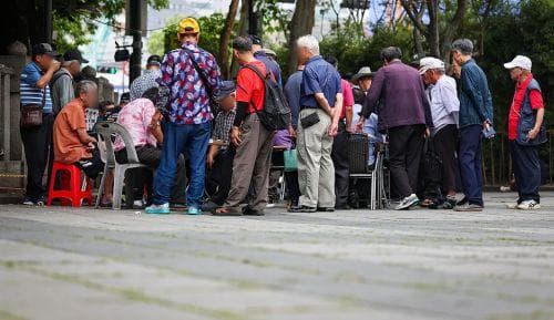 韩国商家推“无老人区”：健身房、咖啡厅等场所拒绝老年人出入