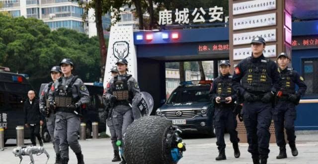 水陆两栖机器人跟随温州特警巡街引关注 研发者：适用任何恶劣环境 主要用于安全防范
