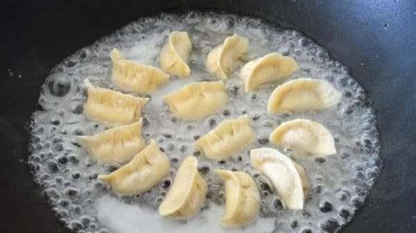 饭店里的冰花煎饺看起来非常诱人，具体制作步骤是怎样的？