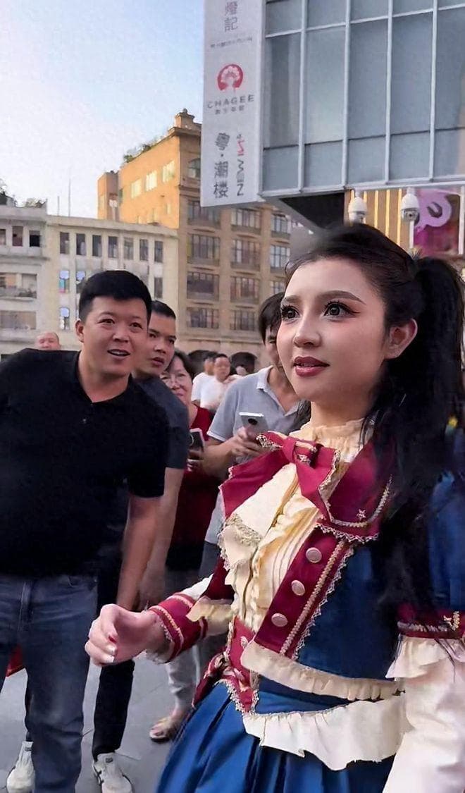 科大讯飞智能机器人“娇娇”亮相广州，粤语交流成亮点