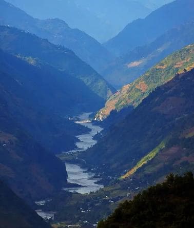 云南怒江：峡谷奇观与多元民族文化荟萃