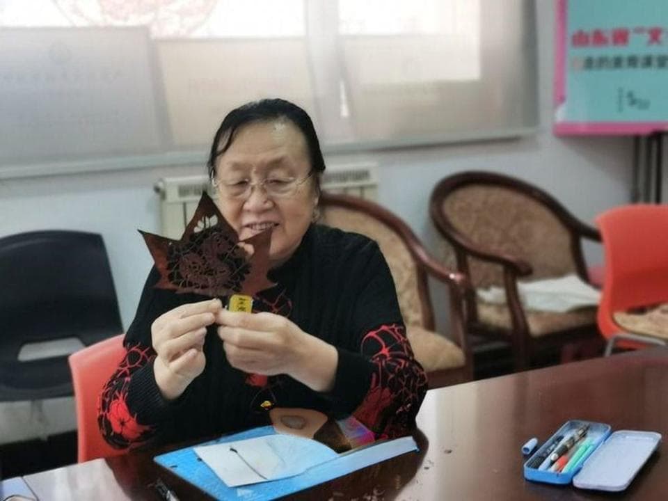 以叶为纸、以刀为笔，她把树叶变为艺术品 | 非遗代表性传承人