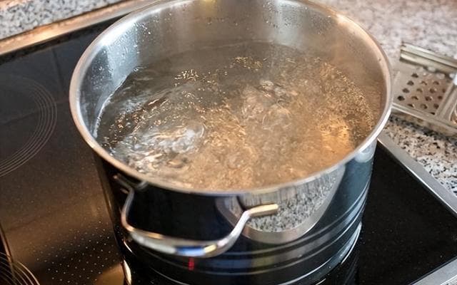 每天的水你喝对了吗？ 千滚水、隔夜水致癌吗？ 科学解读安全饮水