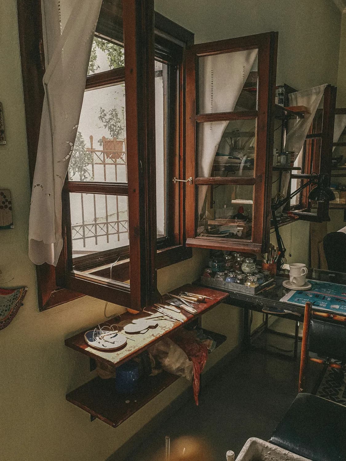贾赦与贾政的居住之谜：《红楼梦》中的权力与亲情