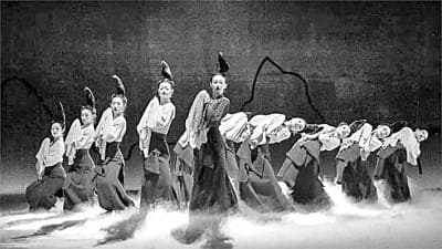 舞台服装：从“穿”戏服到“带”人物