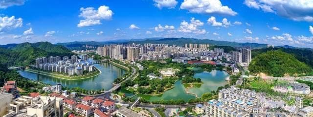 梅州大埔县，在爬坡越坎中大步向前！