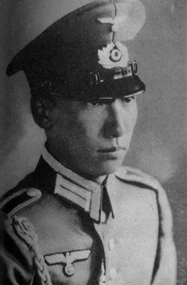 蒋纬国问戴季陶自己生父信息，戴递给他一面镜子，蒋纬国顿时明白