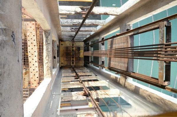 高层建筑电梯门关不上原来烟囱效应惹的祸，来看看解决措施