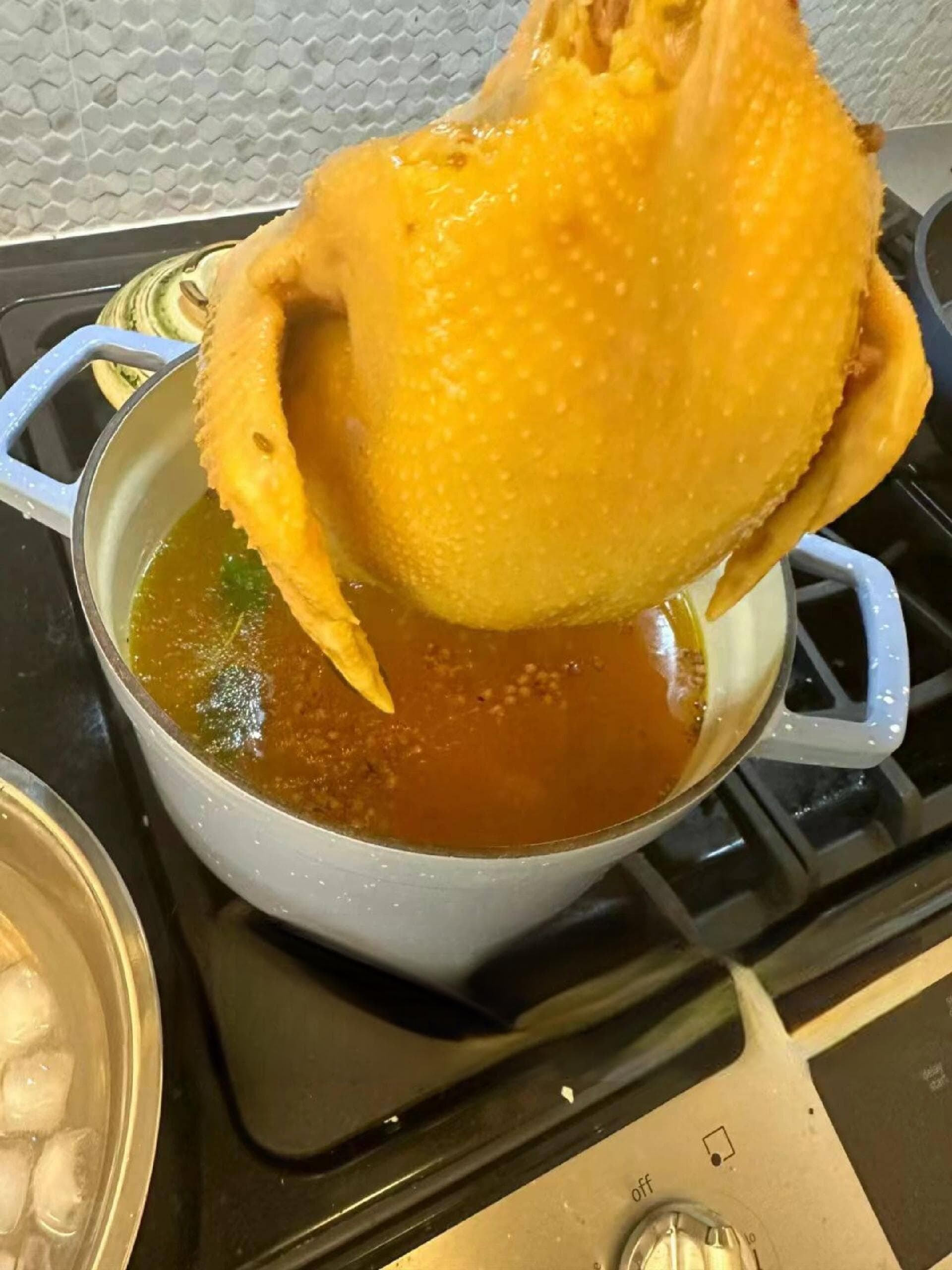 白切鸡制作教程：鲜香滑嫩，回味无穷