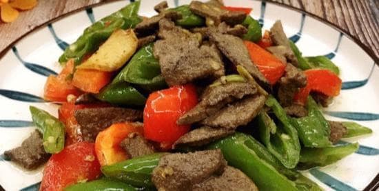 健康下酒菜推荐：青椒炒猪肝、蒜蓉蒸扇贝、家常豆腐