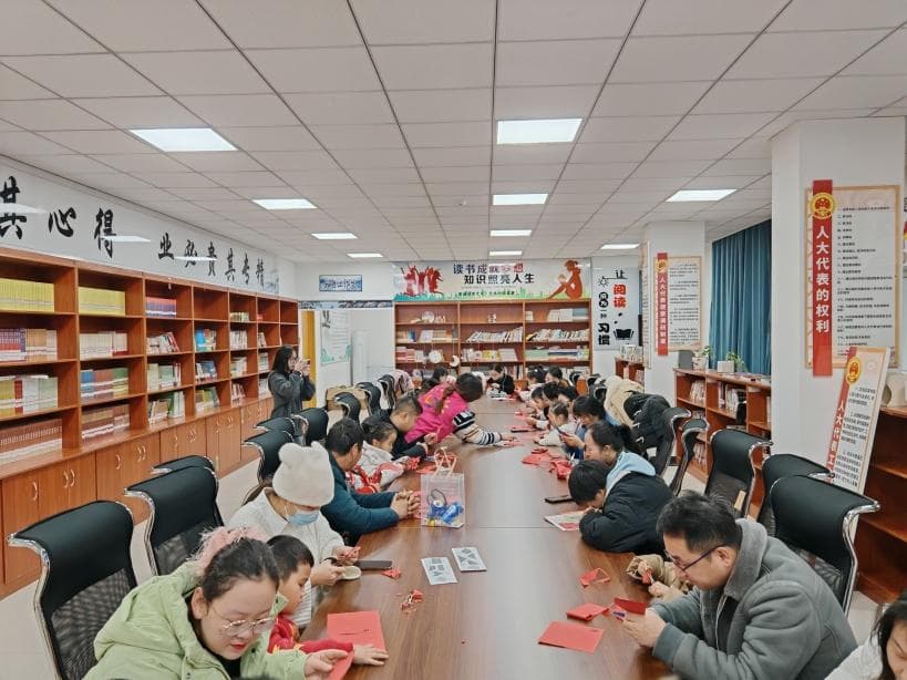 一团开展"非遗文化共传承 艺术剪纸润童心"手工剪纸活动