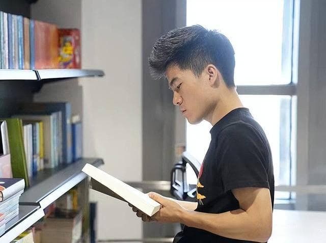 董宇辉推荐：读书的正确顺序（内附最全书单）