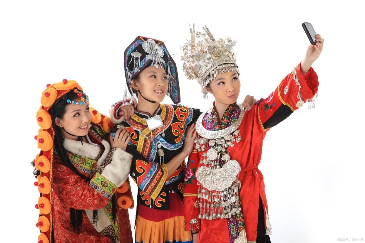 西双版纳：傣族花裙哈尼短裙，民族服饰尽显风情