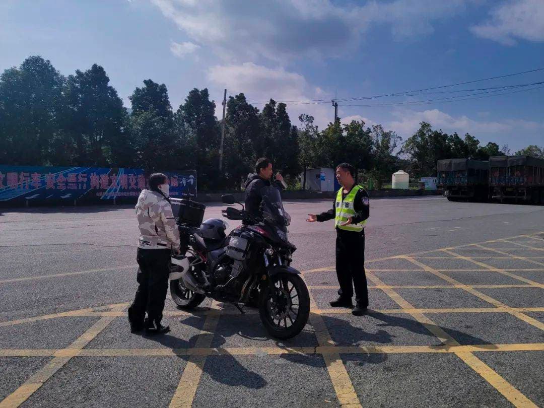 摩托车上高速可以载人吗？