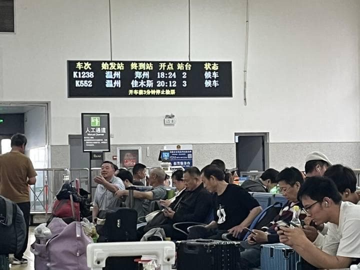 坚持坐绿皮火车的他们，在“坚持”什么？