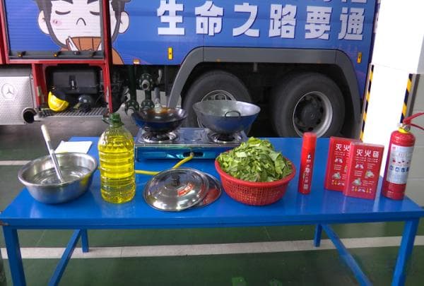 油锅起火如何正确灭火？消防部门实验揭示真相