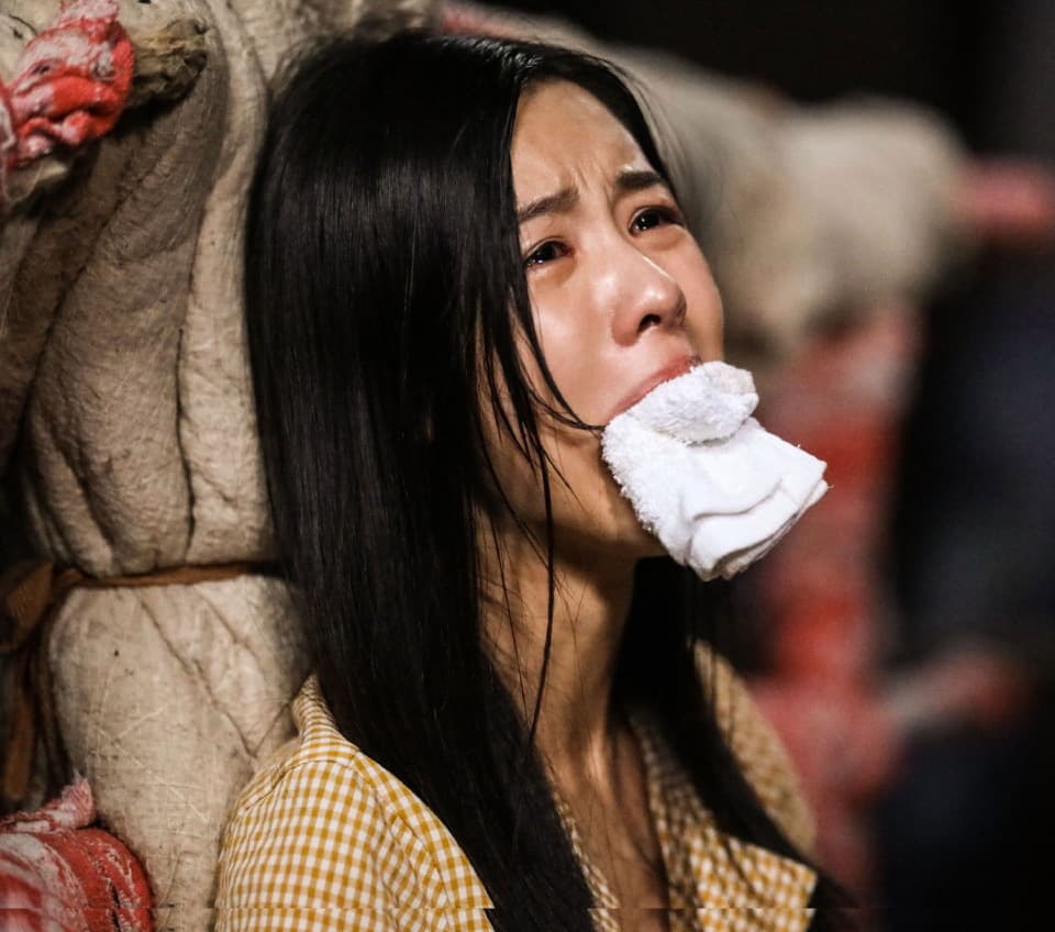 《怒水西流》：“悬疑堆砌”也无法填补“逻辑深渊”