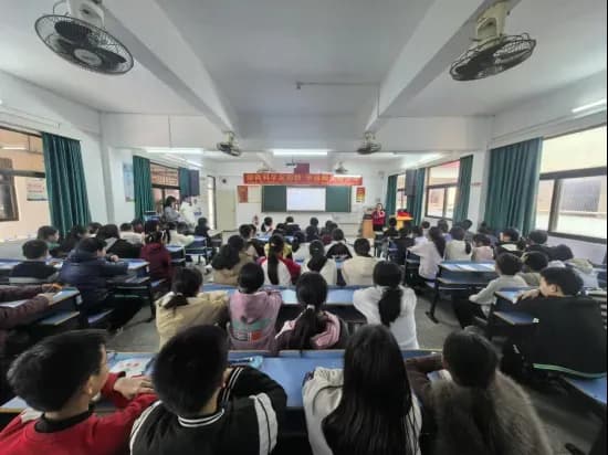 上好“反邪教第一课”，引导青少年扣好人生第一粒扣子