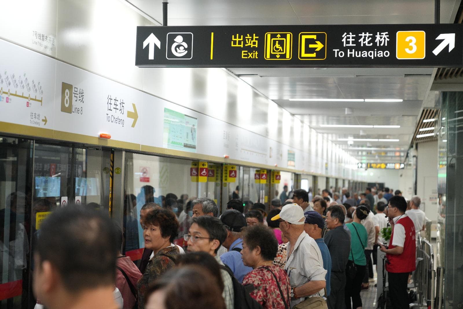 苏州地铁8号线正式开通运营，市民乘客体验“环线”热情高涨