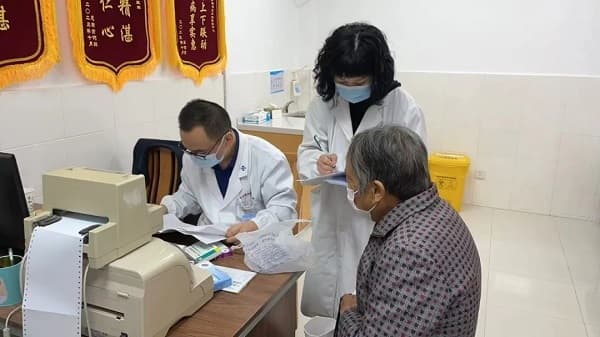 让医疗资源“集”起来丨@中老年朋友，药学门诊开进社区，看病别忘了“看药”