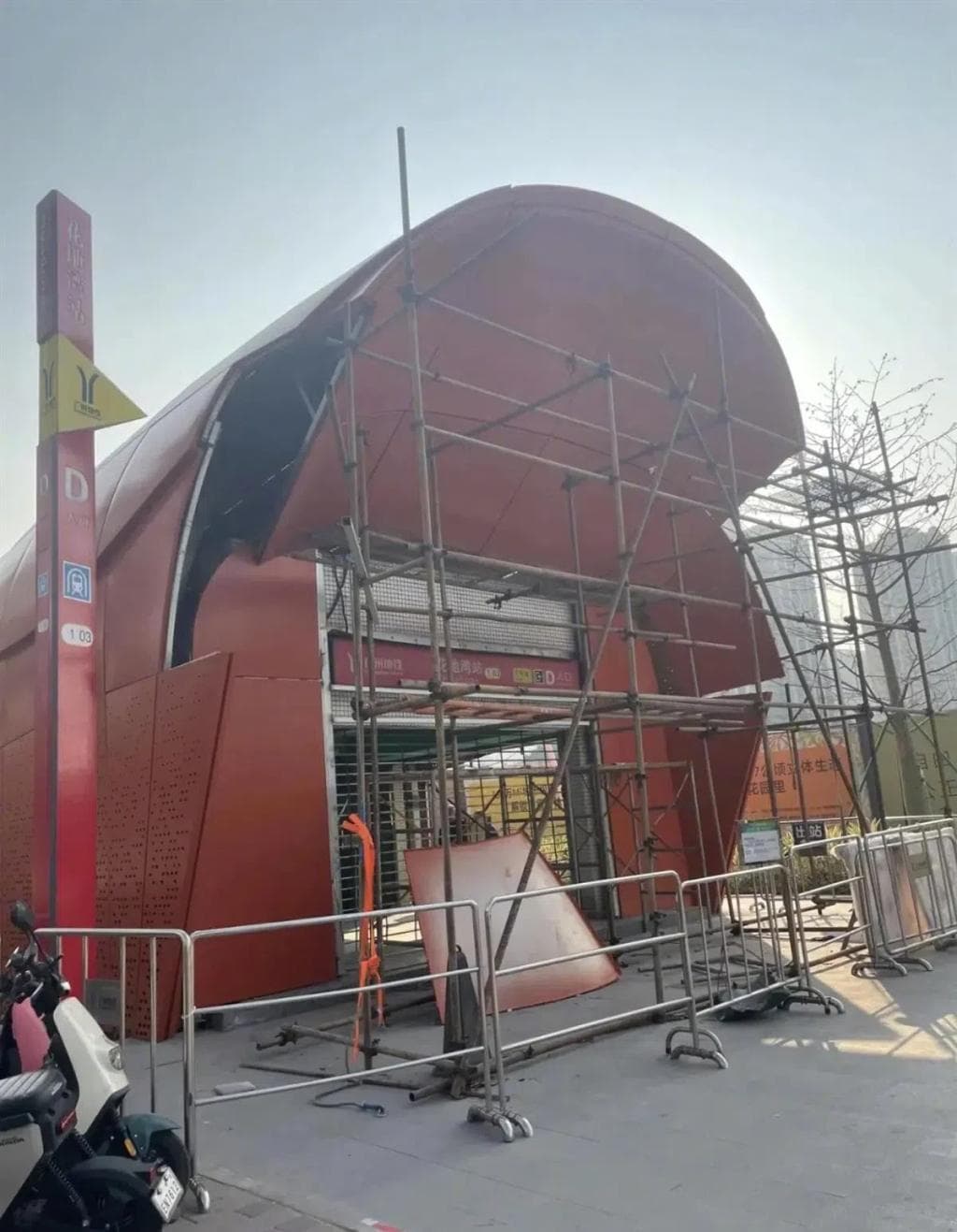 广州地铁花地湾站出入口设计惹争议，连夜拆除并处理责任人