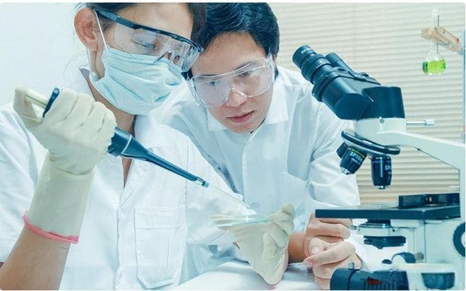 看汪文斌年轻时的英俊模样，让人惊艳不已！