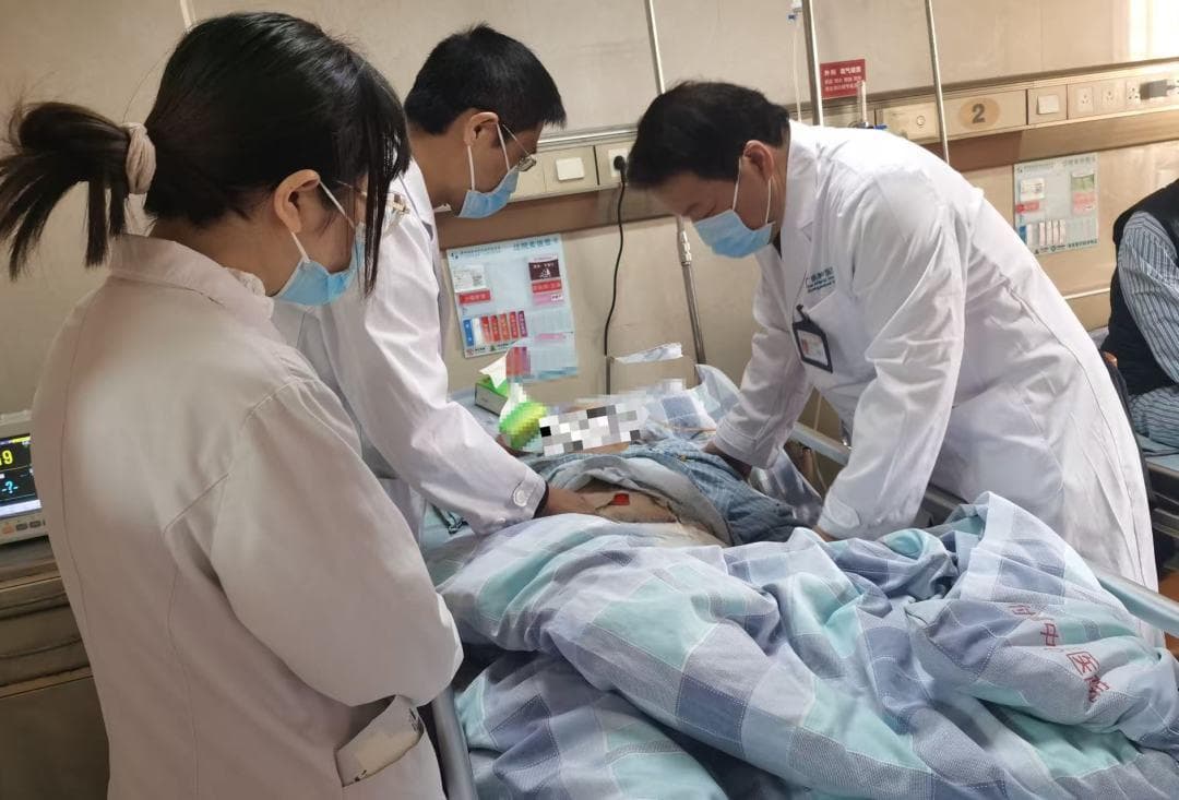 惊险！百岁老人肠梗阻休克，医生提醒：老人这些症状须警惕