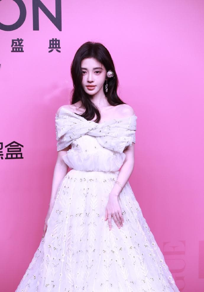 鞠婧祎VOGUE时尚盛典豹纹帽造型大放异彩