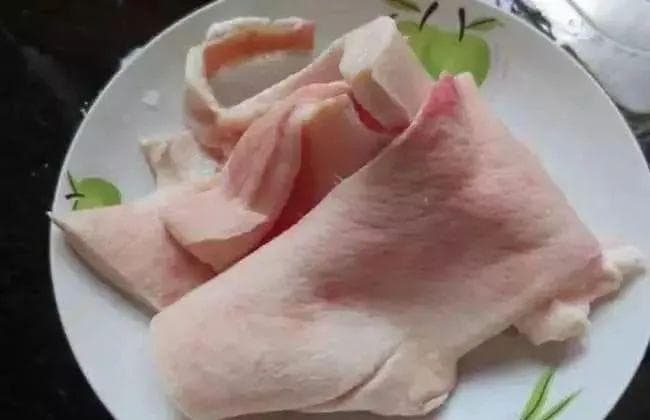 买到有颜色的猪肉能吃么？官方：系检疫合格章，食品色素制成