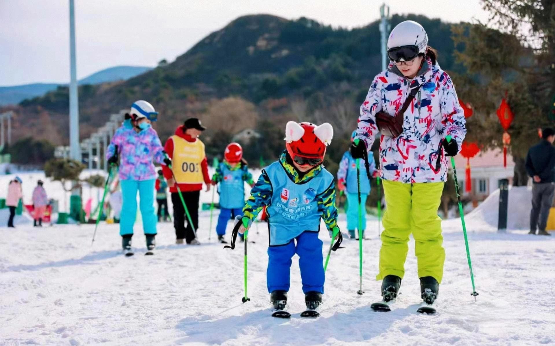 北京举办全国家庭冰雪日，专业指导助力300组家庭体验滑雪