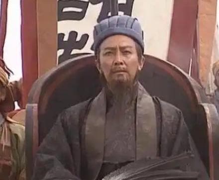 诸葛亮自贬三级的故事：其自贬三级是哪三级？