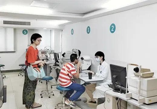 耳朵上贴磁珠能治近视？开学在即，医院都是大人带着孩子来……