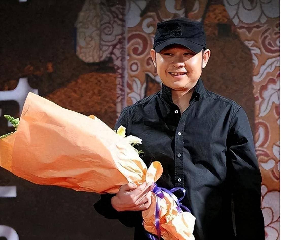 远离“造神”陷阱，官媒发文辟谣，揭开了53岁刀郎的“真实现状”