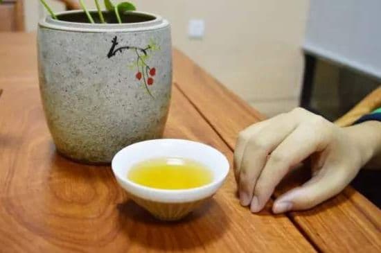 喝茶叩手礼手势图_茶桌上的扣手礼仪
