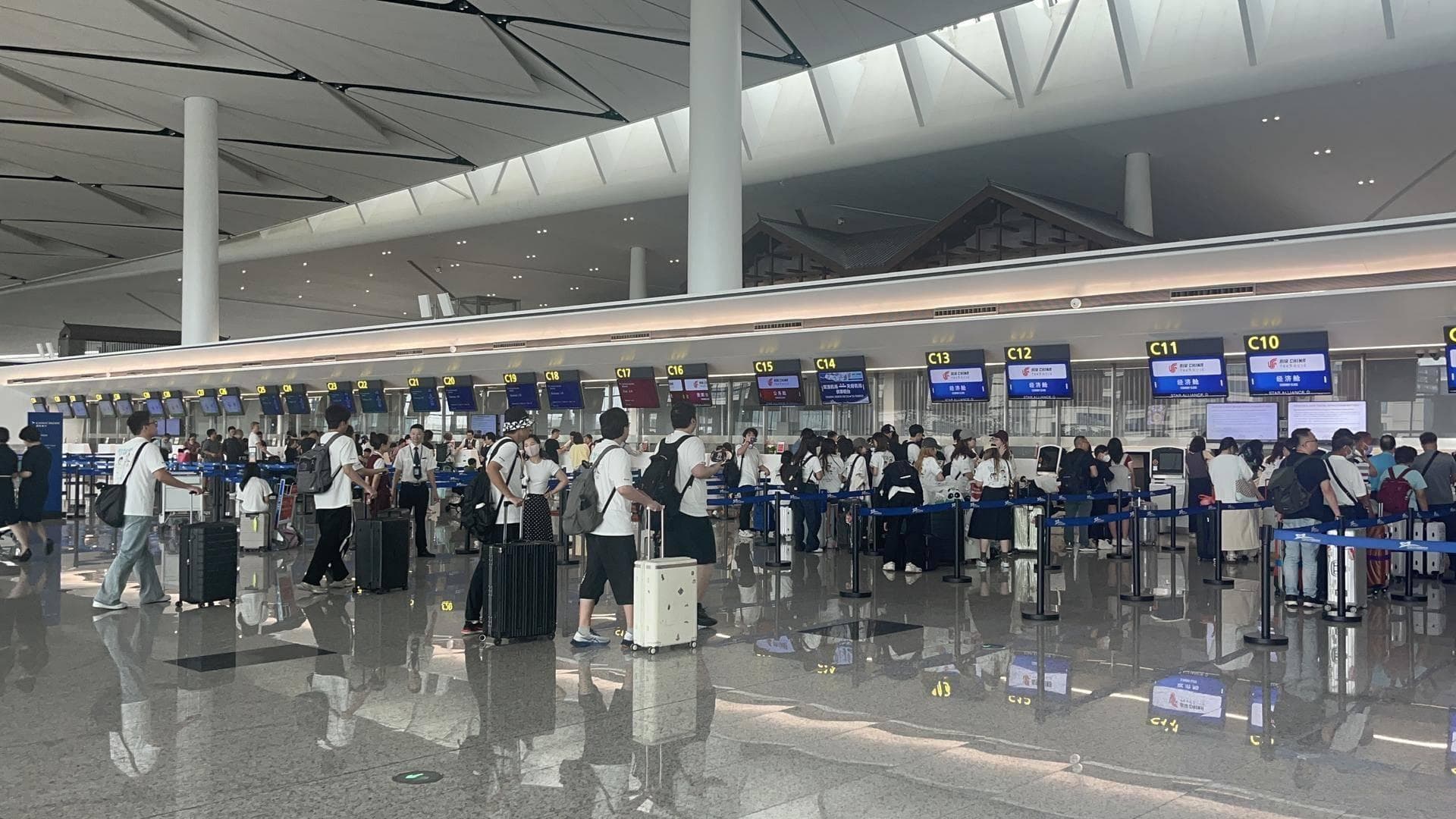 “过境免签”带火入境游，这些外国游客为何选择成都作为中国旅行第一站？
