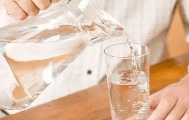 自来水中有氯味儿正常吗？反复烧开的水和隔夜水能不能喝？北京疾控→