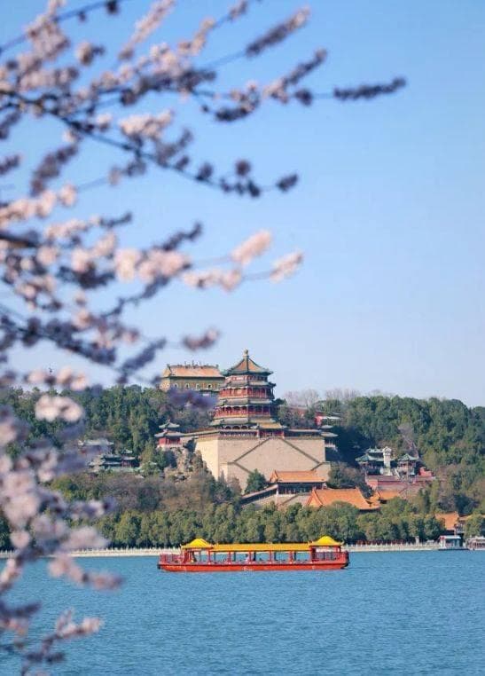 颐和园风光：湖光山色，品味皇家园林的静谧与美丽