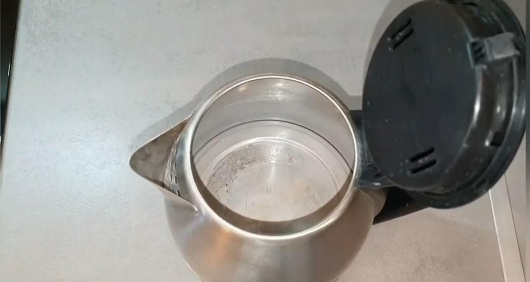 不管热水壶的水垢有多厚，倒几滴这个，不用刷洗，水垢自动脱落