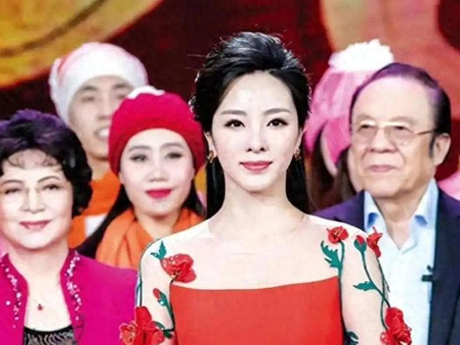 告别央视的主持人李思思，嫁给自己初恋三年生两娃后，现状如何？
