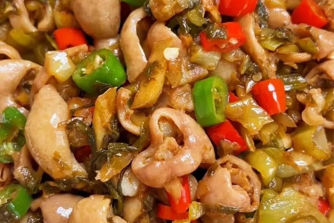 酸菜炒肥肠的做法详解：从选材到烹饪技巧全方位解析