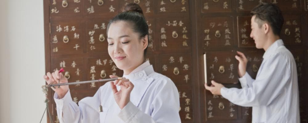 女人吃逍遥丸治什么病？女性常吃逍遥丸有什么好处和坏处