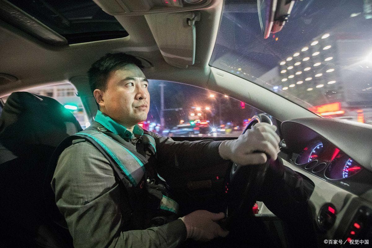 代表们为网约车司机发声：平台抽成高达30%，不该让司机“裸奔”