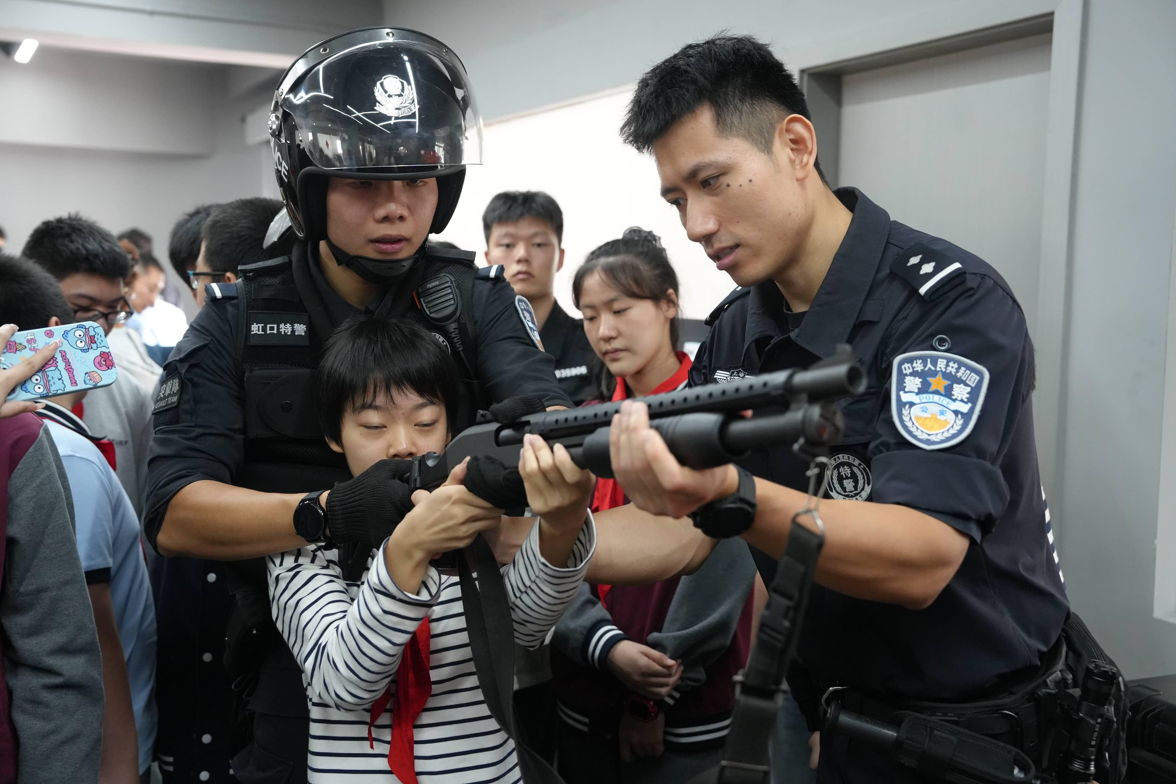 盲童学生走进特警支队，在触摸、聆听中了解特警工作、提升安全意识