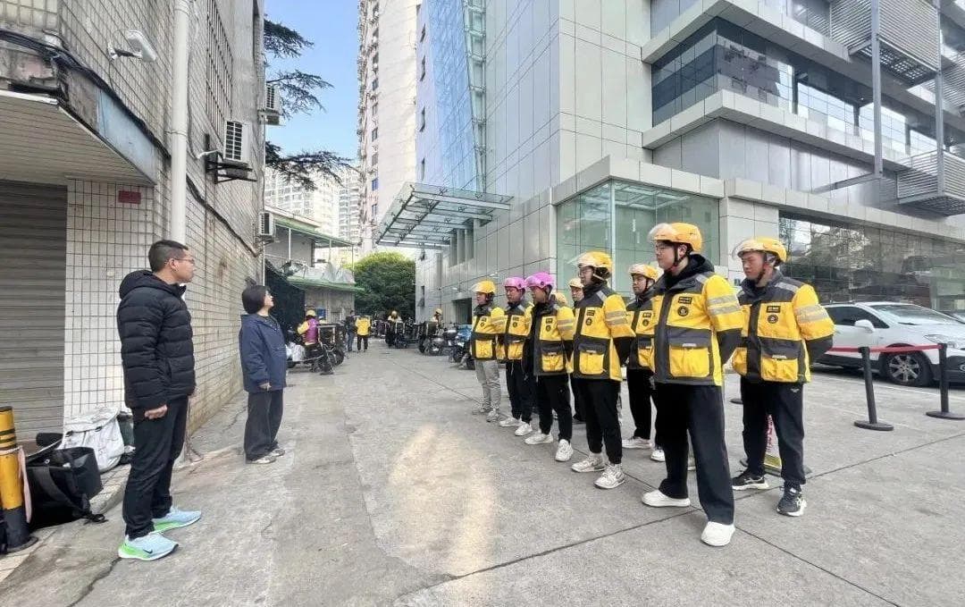 从治理对象到治理力量，快递、骑手们正成为社区治理的“合伙人”