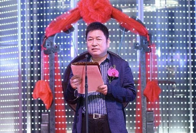 比雷军还慷慨，豪捐300亿建大学，虞仁荣啥来头？