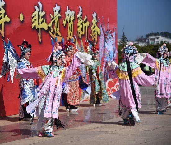 江西婺源：“非遗”闹新春  “花样”过新年