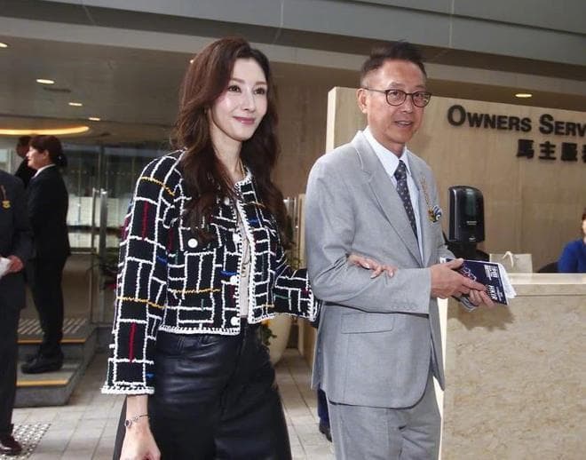 李嘉欣54岁复出，与丈夫共赴海外参与癌症公益